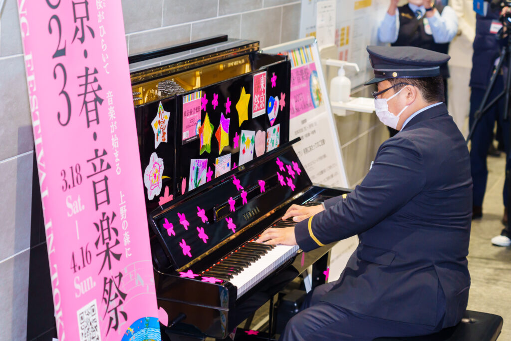 JR上野駅に「駅ピアノ」がやってきた!! 〜イギリスから始まる ”ストピ” 物語〜 | 東京・春・音楽祭